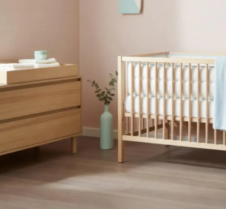 Gondosan válogatott, letisztult bölcsődei sarok harmonikus színekben