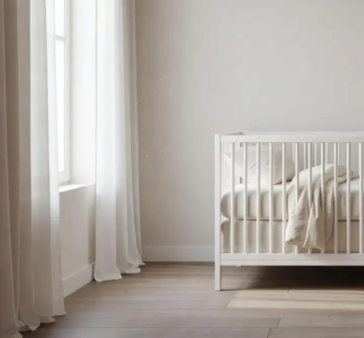 Tágas, levegős baba szoba organikus textíliákkal és természetes fénnyel