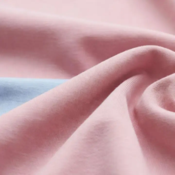 Közelkép organikus pamut textíliák részleteiről és szövéséről