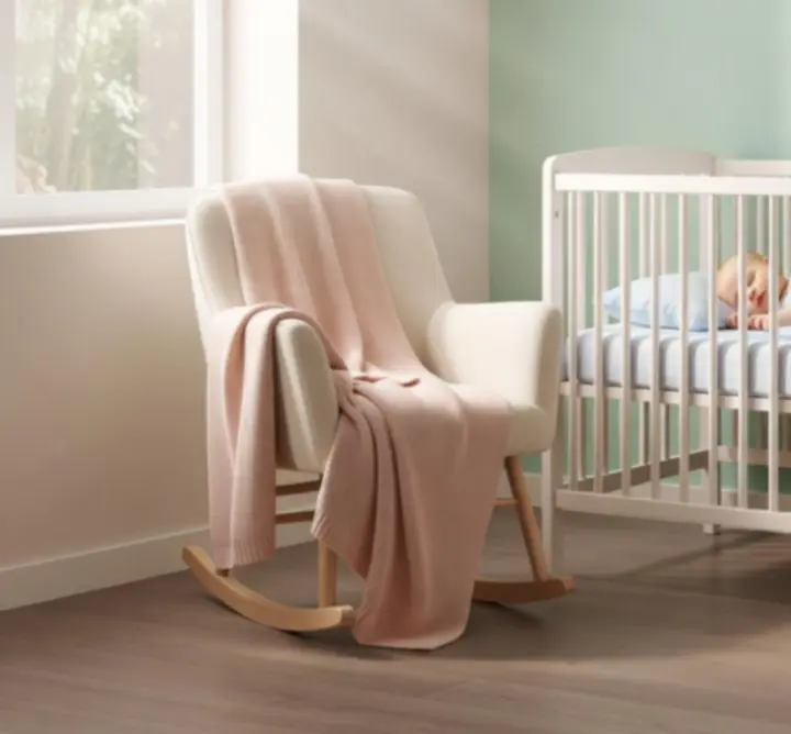 Nyugodt gyerekszoba reggeli fényben, biztonságos és szeretetteljes környezet